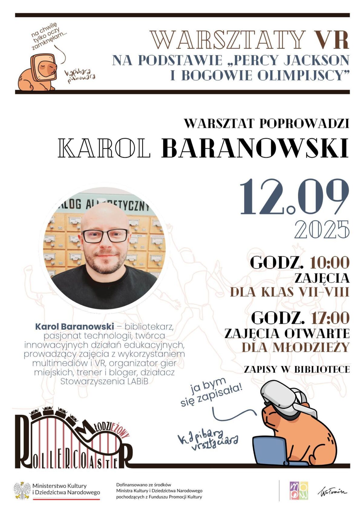 Plakat promuje warsztaty VR inspirowane serią "Percy Jackson i bogowie olimpijscy", które poprowadzi Karol Baranowski, bibliotekarz i pasjonat technologii. Wydarzenie odbędzie się 12 września 2025 roku; o 10:00 przewidziane są zajęcia dla klas VII-VIII, a o 17:00 otwarte dla młodzieży. Zapisy odbywają się w bibliotece. Plakat zawiera ilustracje humorystycznych postaci oraz logotypy Ministerstwa Kultury i Dziedzictwa Narodowego, programu Młodzieżowy Rollercoaster i miasta Wołomin.