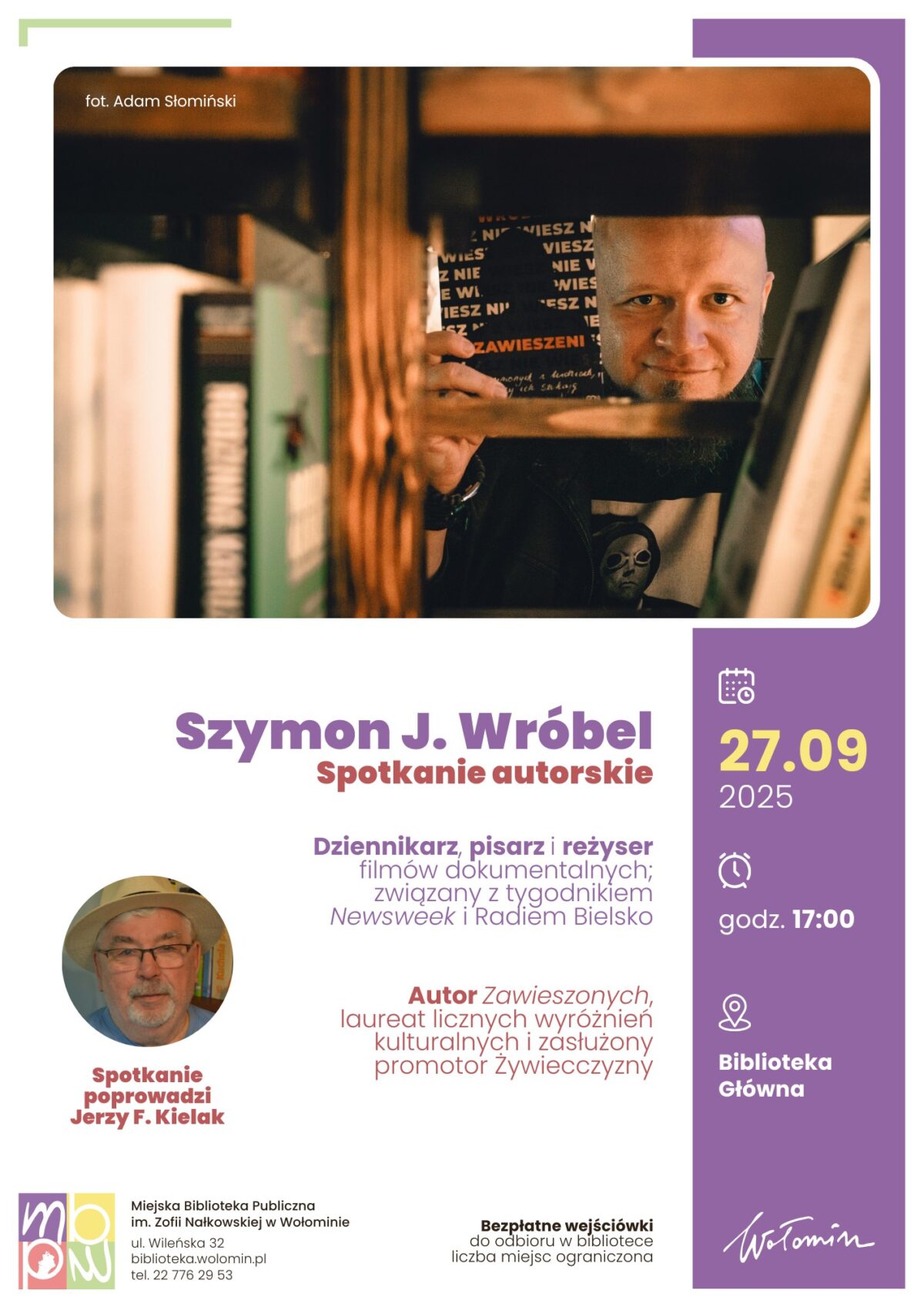 Grafika jest plakatem promującym spotkanie autorskie z Szymonem J. Wróblem, które odbędzie się 27 września 2025 roku o godzinie 17:00 w głównej siedzibie Miejskiej Biblioteki Publicznej im. Zofii Nałkowskiej w Wołominie. Kompozycja jest podzielona na dwie części: górną fotografię oraz dolne informacje tekstowe. Na zdjęciu, wśród półek z książkami, widać mężczyznę trzymającego w ręce książkę zatytułowaną „Zawieszeni” – okładka książki ma ciemne tło i wyraźne jasne napisy. Tekst na plakacie informuje, że autor jest dziennikarzem, pisarzem i reżyserem filmów dokumentalnych, związanym z Newsweekiem oraz Radiem Bielsko, a także laureatem wielu wyróżnień kulturalnych i zasłużonym promotorem Żywiecczyzny. W lewym dolnym rogu znajduje się okrągłe zdjęcie osoby prowadzącej spotkanie – Jerzego F. Kielaka – oraz informacje kontaktowe do biblioteki. Po prawej stronie, na fioletowym tle, widoczne są ikony kalendarza, zegara i lokalizacji, a także nazwisko organizatora – Wołomin – i wzmianka o bezpłatnych wejściówkach oraz ograniczonej liczbie miejsc. Całość utrzymana jest w jasnych, pastelowych barwach, z wyraźnie zaznaczonymi datą wydarzenia i godziną spotkania.