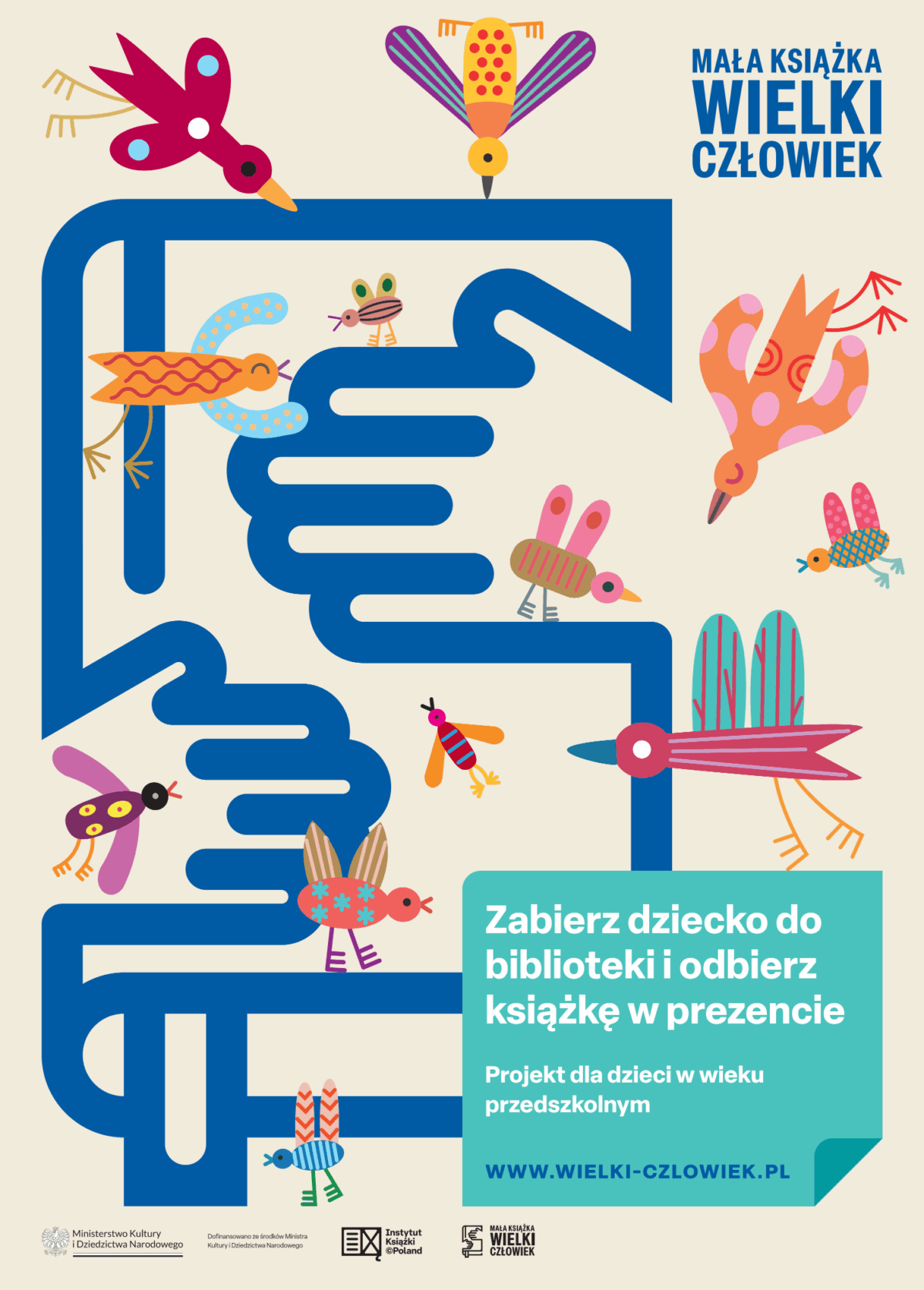 Plakat ma jasne tło, na którym znajduje się duży, niebieski, abstrakcyjny zarys dwóch dłoni trzymających się w geście uścisku. Na całej powierzchni plakatu widoczne są kolorowe, stylizowane ptaki o geometrycznych kształtach i fantazyjnych wzorach. W prawym górnym rogu widnieje napis „Mała książka Wielki człowiek” w ciemnoniebieskim kolorze. W dolnej części plakatu znajduje się turkusowe pole tekstowe z napisem: „Zabierz dziecko do biblioteki i odbierz książkę w prezencie. Projekt dla dzieci w wieku przedszkolnym. www.wielki-czlowiek.pl”. Na dole zamieszczone zostały logotypy oraz oznaczenia, w tym Ministerstwa Kultury i Dziedzictwa Narodowego oraz Instytutu Książki. Plakat jest radosny, utrzymany w dziecięcej stylistyce, a motyw ptaków oraz uścisk dłoni akcentuje otwartość, przyjaźń i wspólnotę.