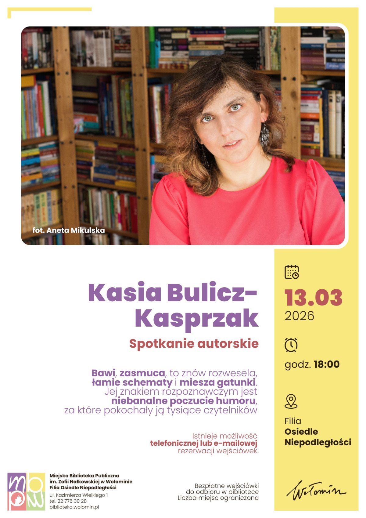Plakat promujący spotkanie autorskie. Na górze znajduje się fotografia kobiety o jasnych oczach i falowanych brązowych włosach, ubranej w koralową bluzkę, siedzącej na tle regałów wypełnionych książkami. W lewym dolnym rogu zdjęcia widnieje podpis „fot. Aneta Mikulska”. Poniżej, na jasnym tle, duży napis: „Kasia Bulicz-Kasprzak – Spotkanie autorskie”. Pod nim tekst informacyjny: autorka bawi, wzrusza, rozwesela, łamie schematy i miesza gatunki, a jej znakiem rozpoznawczym jest niebanalne poczucie humoru, za które pokochały ją tysiące czytelników. Po prawej stronie pionowy panel z ikonami i szczegółami wydarzenia: data 13.03.2026, godzina 18:00, miejsce – Filia Osiedle Niepodległości. Na dole logo Miejskiej Biblioteki Publicznej im. Zofii Nałkowskiej w Wołominie z adresem: ul. Kazimierza Wielkiego 1, numerem telefonu i stroną internetową. Obok informacja: bezpłatne wejściówki do odbioru w bibliotece, liczba miejsc ograniczona.